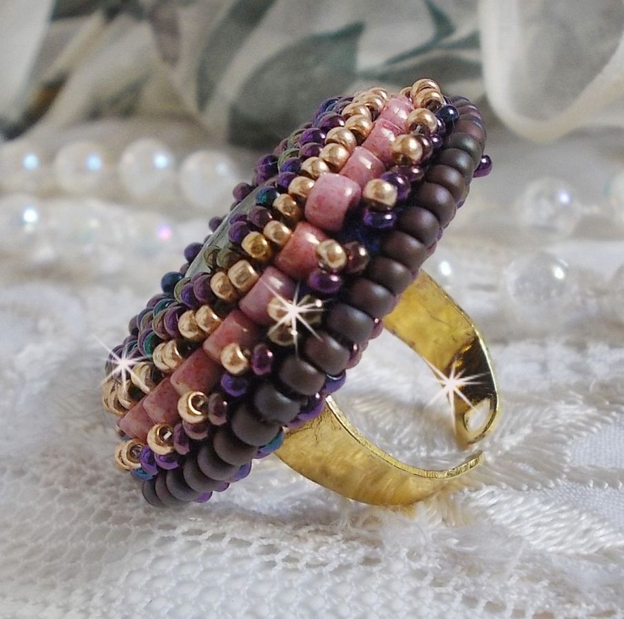 Bonjour Paris anel bordado com um cabochon de resina marmoreada e contas de sementes Miyuki
