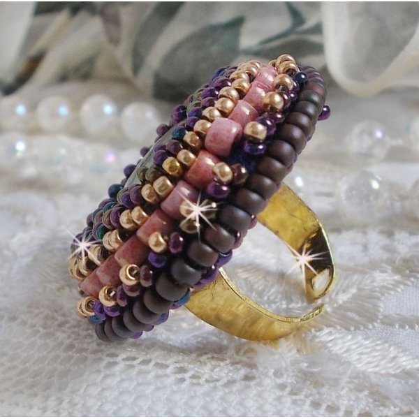 Bonjour Paris anel bordado com um cabochon de resina marmoreada e contas de sementes Miyuki