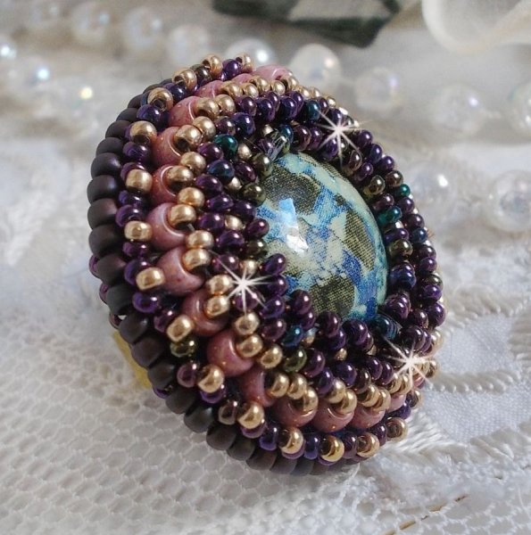 Bonjour Paris anel bordado com um cabochon de resina marmoreada e contas de sementes Miyuki