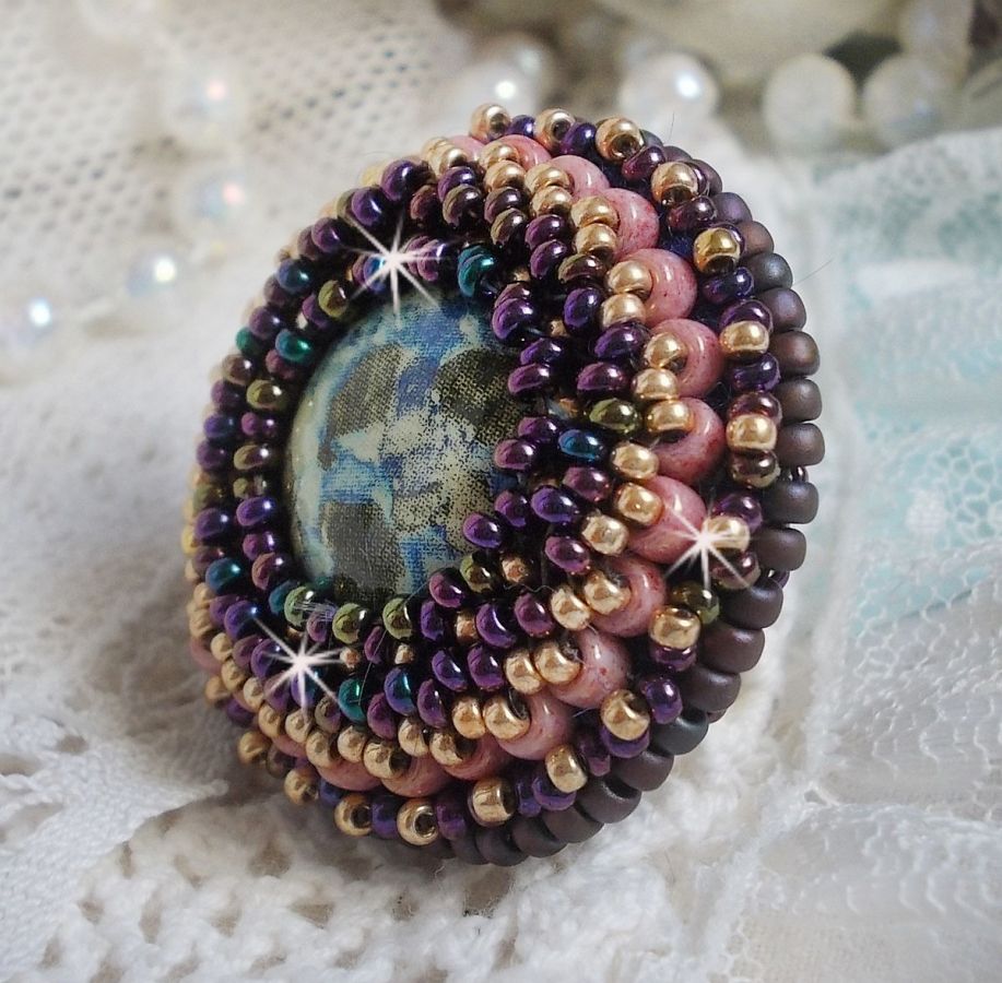 Bonjour Paris anel bordado com um cabochon de resina marmoreada e contas de sementes Miyuki