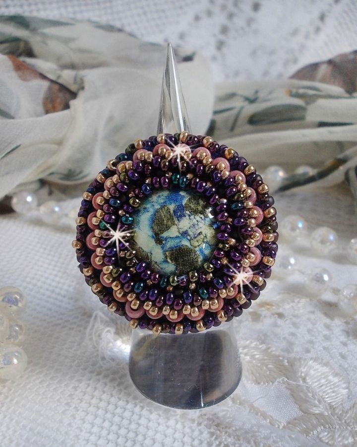 Bonjour Paris anel bordado com um cabochon de resina marmoreada e contas de sementes Miyuki