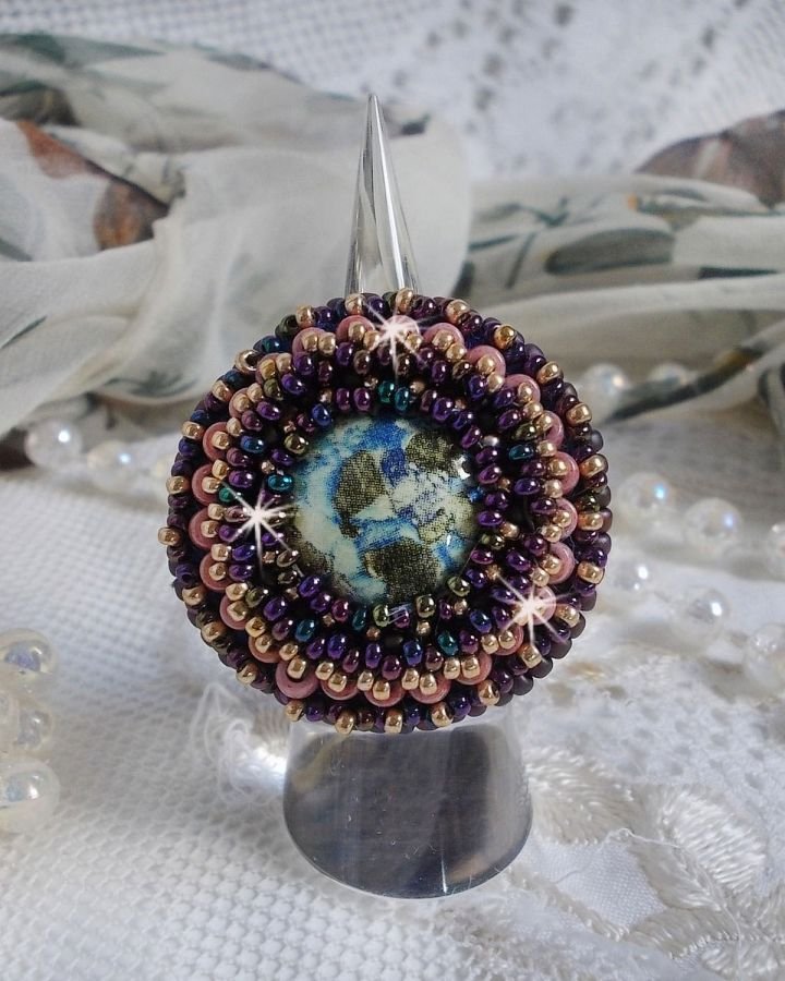 Bonjour Paris anel bordado com um cabochon de resina marmoreada e contas de sementes Miyuki