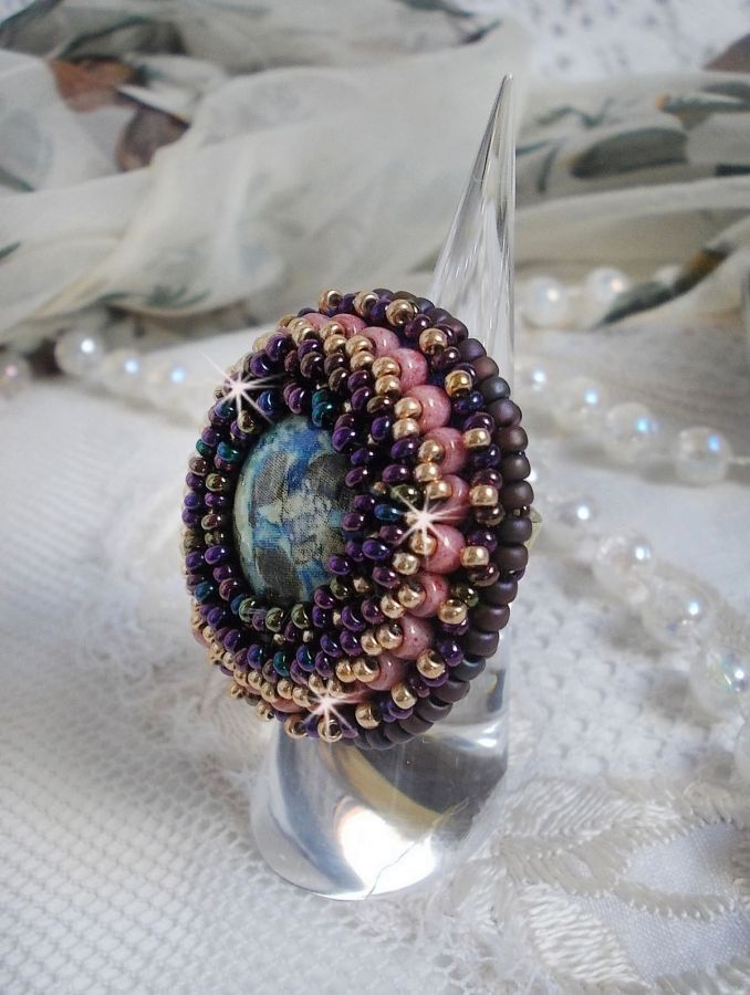 Bonjour Paris anel bordado com um cabochon de resina marmoreada e contas de sementes Miyuki