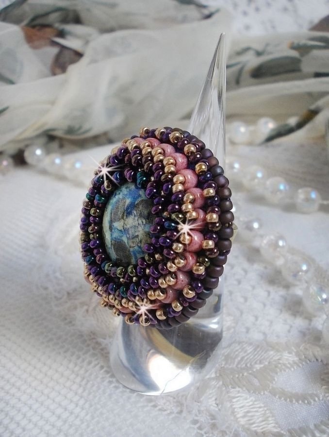 Bonjour Paris anel bordado com um cabochon de resina marmoreada e contas de sementes Miyuki