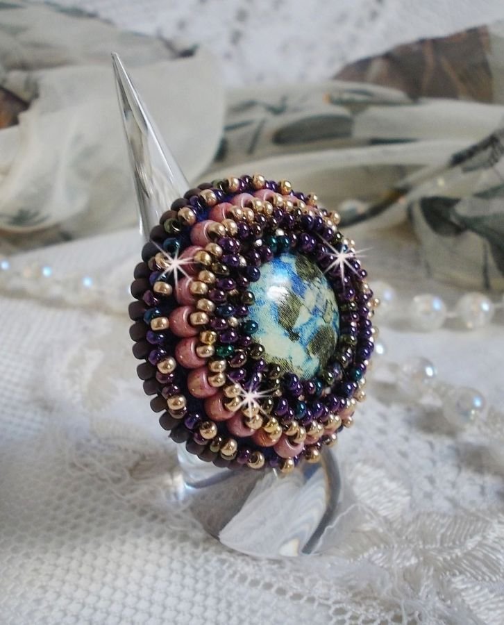Bonjour Paris anel bordado com um cabochon de resina marmoreada e contas de sementes Miyuki