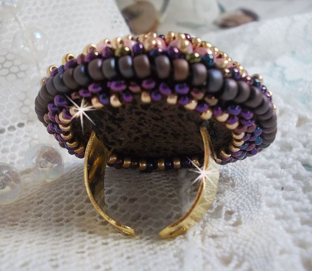Bonjour Paris anel bordado com um cabochon de resina marmoreada e contas de sementes Miyuki