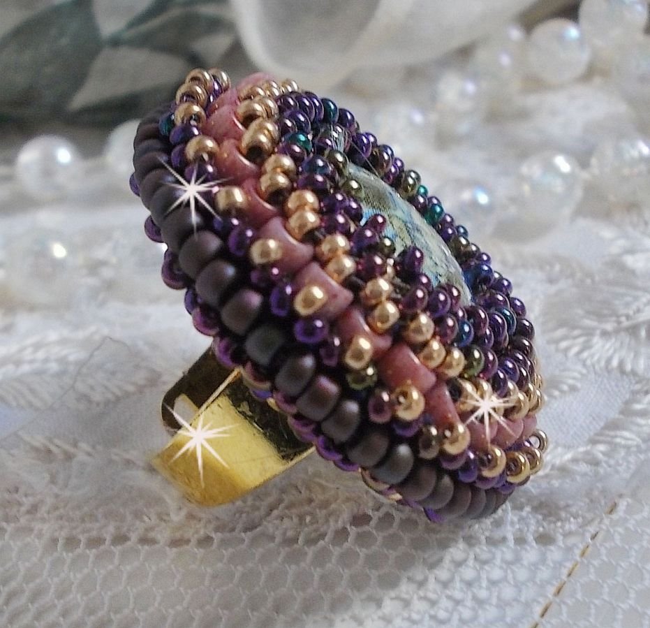 Bonjour Paris anel bordado com um cabochon de resina marmoreada e contas de sementes Miyuki
