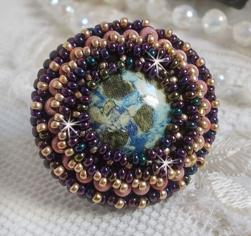 Bonjour Paris anel bordado com um cabochon de resina marmoreada e contas de sementes Miyuki