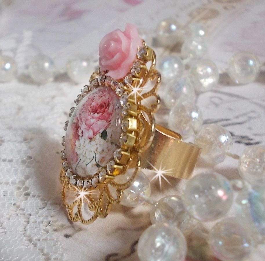 Bouquet anel dos namorados com um cabochon de rosa, uma rosa de resina e uma corrente de cristal Swarovski