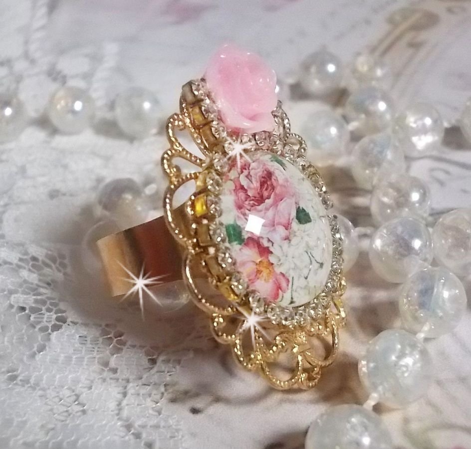 Bouquet anel dos namorados com um cabochon de rosa, uma rosa de resina e uma corrente de cristal Swarovski