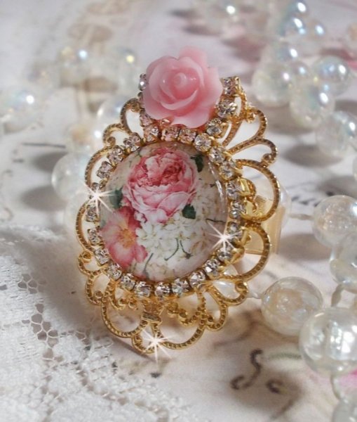 Bouquet anel dos namorados com um cabochon de rosa, uma rosa de resina e uma corrente de cristal Swarovski