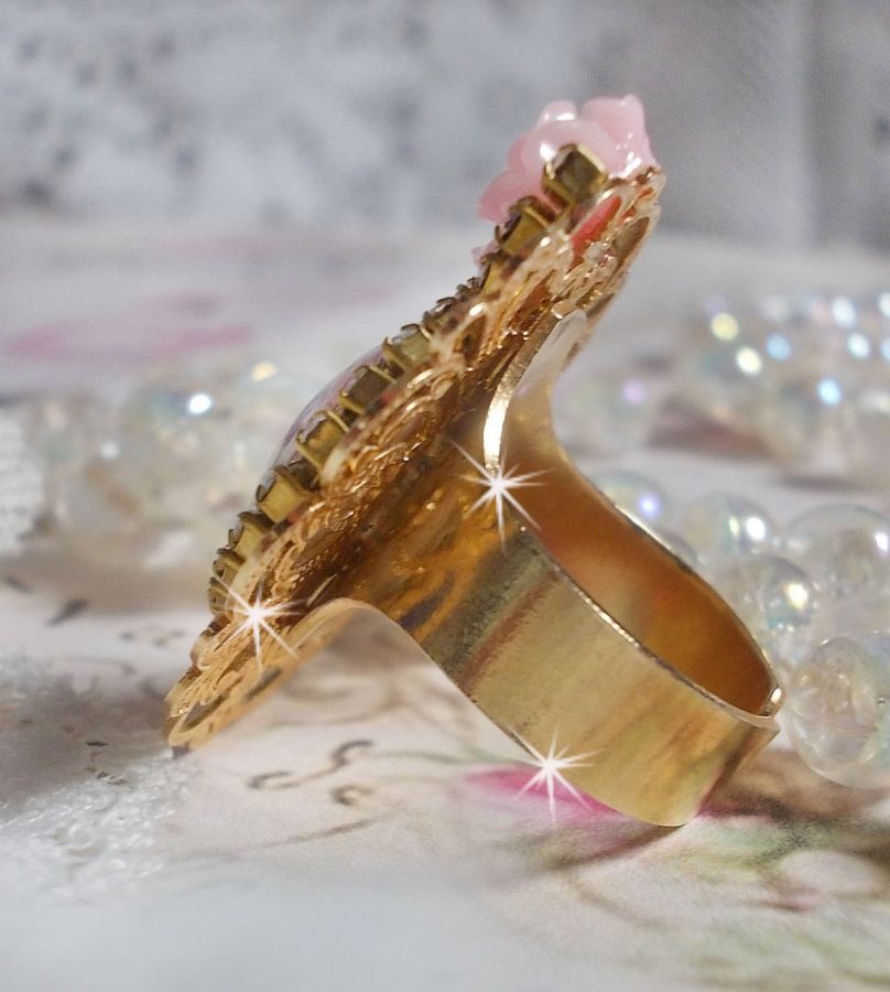 Bouquet anel dos namorados com um cabochon de rosa, uma rosa de resina e uma corrente de cristal Swarovski