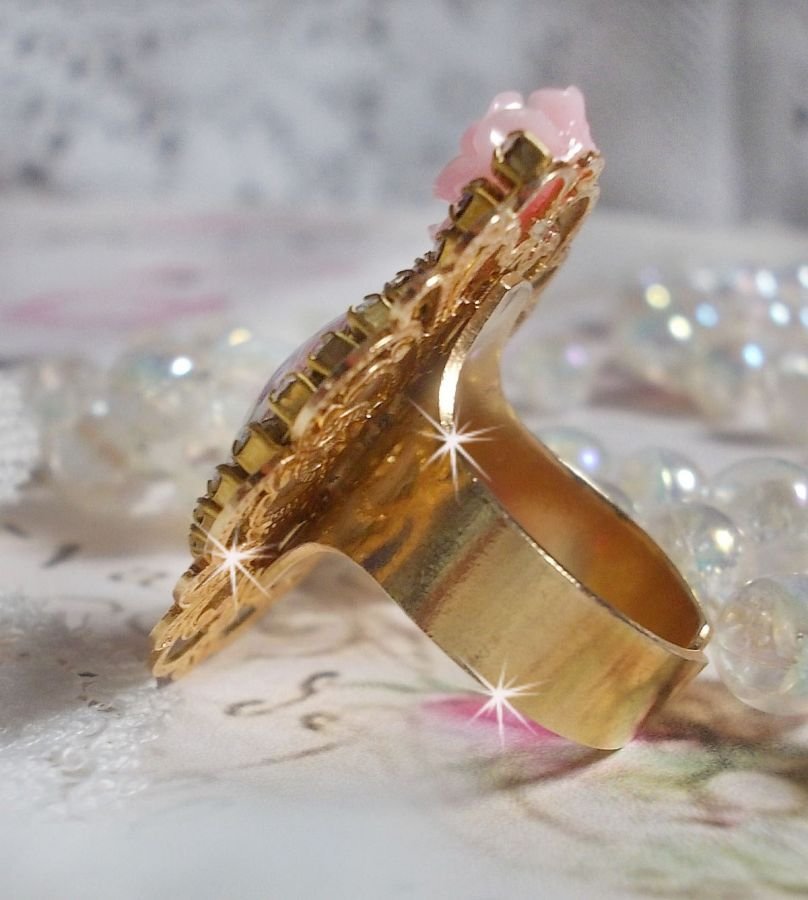 Bouquet anel dos namorados com um cabochon de rosa, uma rosa de resina e uma corrente de cristal Swarovski