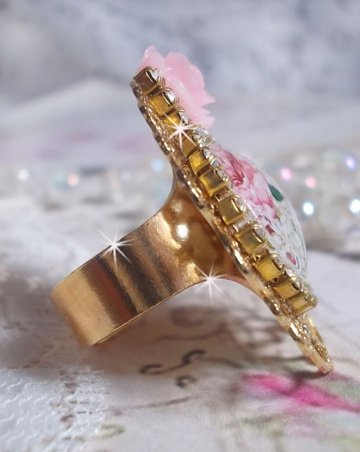 Bouquet anel dos namorados com um cabochon de rosa, uma rosa de resina e uma corrente de cristal Swarovski