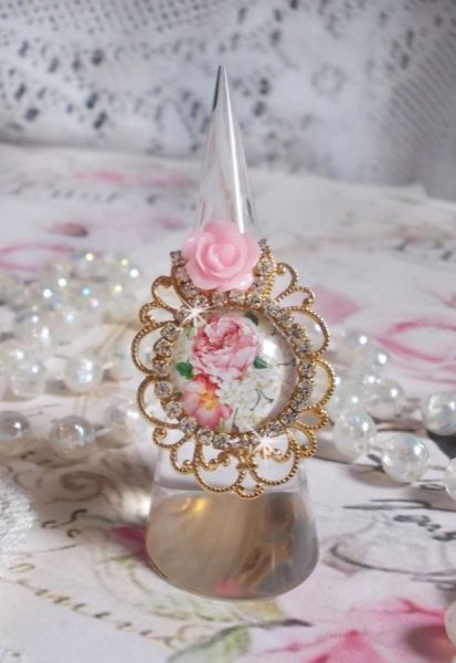 Bouquet anel dos namorados com um cabochon de rosa, uma rosa de resina e uma corrente de cristal Swarovski