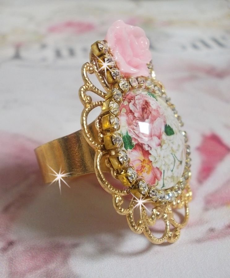Bouquet anel dos namorados com um cabochon de rosa, uma rosa de resina e uma corrente de cristal Swarovski