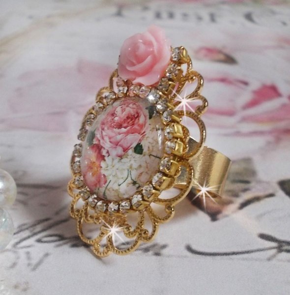 Bouquet anel dos namorados com um cabochon de rosa, uma rosa de resina e uma corrente de cristal Swarovski