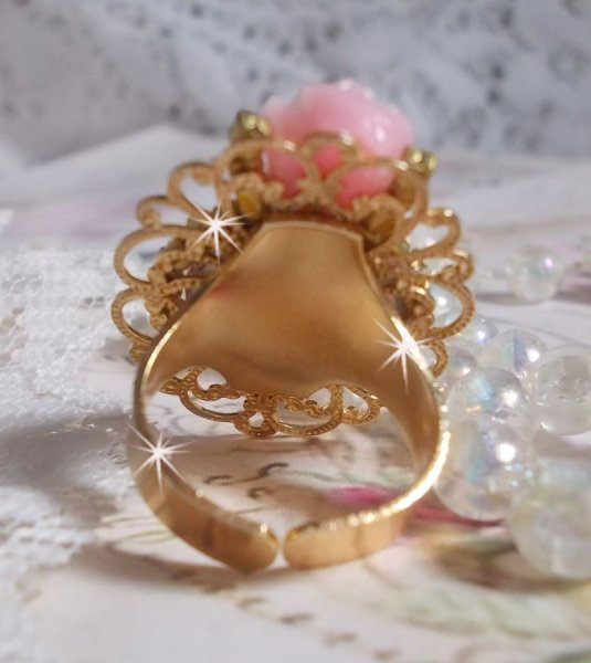 Bouquet anel dos namorados com um cabochon de rosa, uma rosa de resina e uma corrente de cristal Swarovski