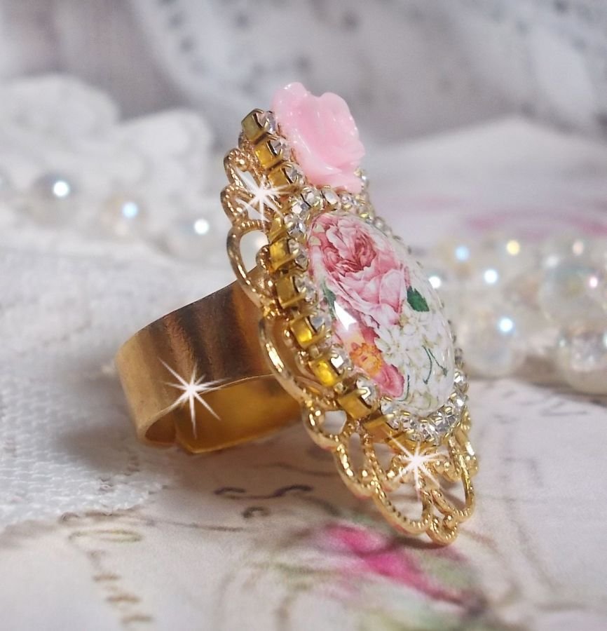 Bouquet anel dos namorados com um cabochon de rosa, uma rosa de resina e uma corrente de cristal Swarovski