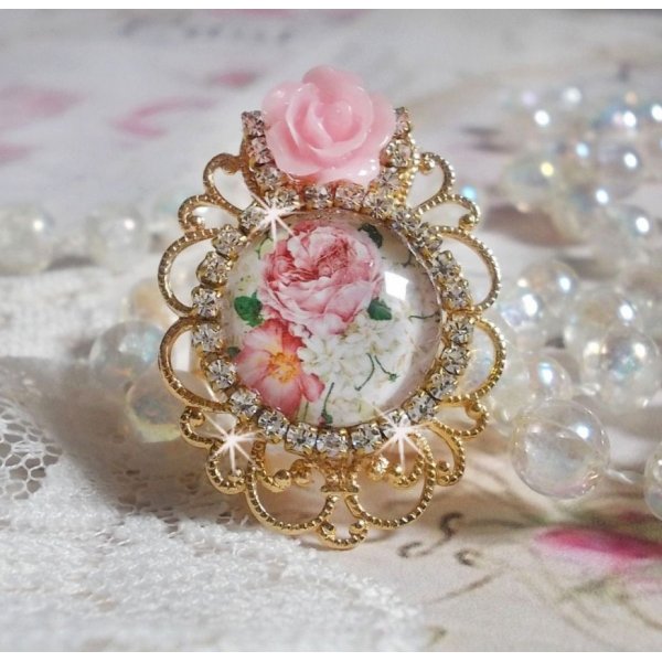 Bouquet anel dos namorados com um cabochon de rosa, uma rosa de resina e uma corrente de cristal Swarovski