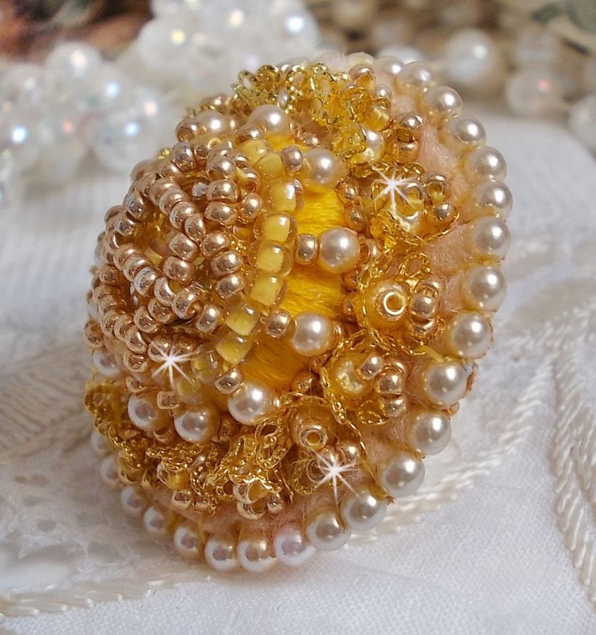 Anel de botão borboleta bordado com cristal Swarovski e algodão amarelo DMC