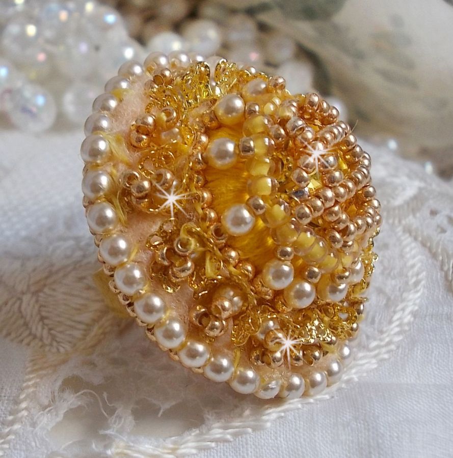 Anel de botão borboleta bordado com cristal Swarovski e algodão amarelo DMC