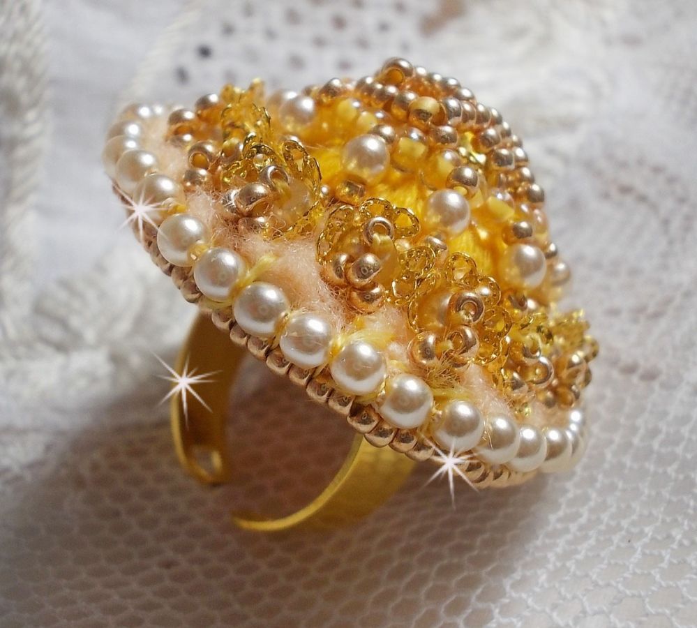 Anel de botão borboleta bordado com cristal Swarovski e algodão amarelo DMC