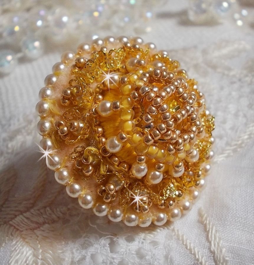 Anel de botão borboleta bordado com cristal Swarovski e algodão amarelo DMC