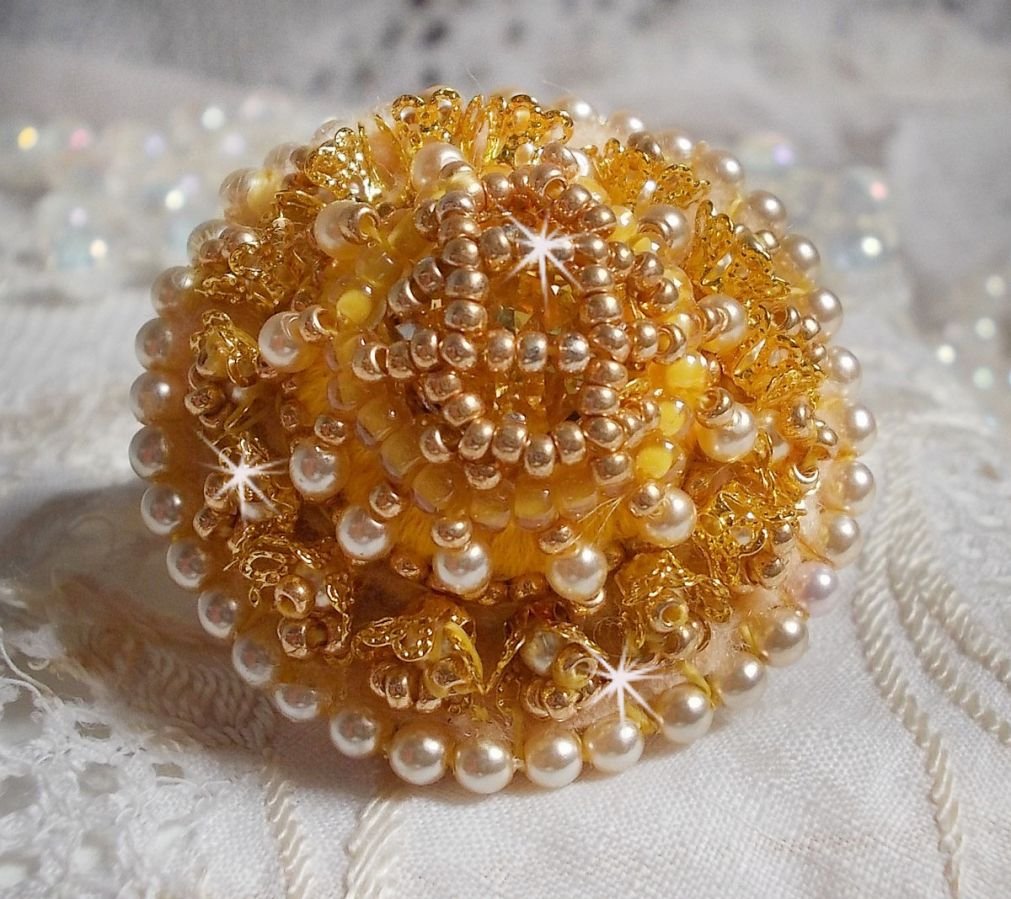 Anel de botão borboleta bordado com cristal Swarovski e algodão amarelo DMC