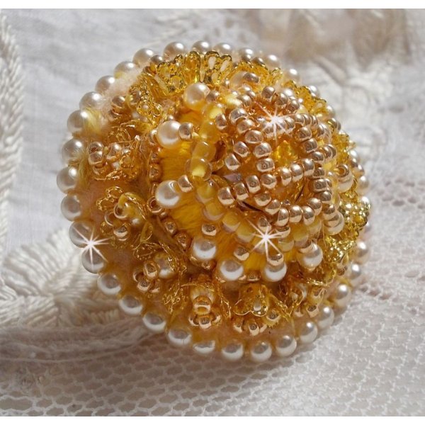 Anel de bot&atilde;o borboleta bordado com cristal Swarovski e algod&atilde;o amarelo DMC