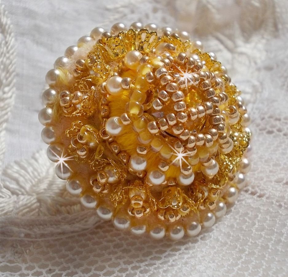 Anel de botão borboleta bordado com cristal Swarovski e algodão amarelo DMC