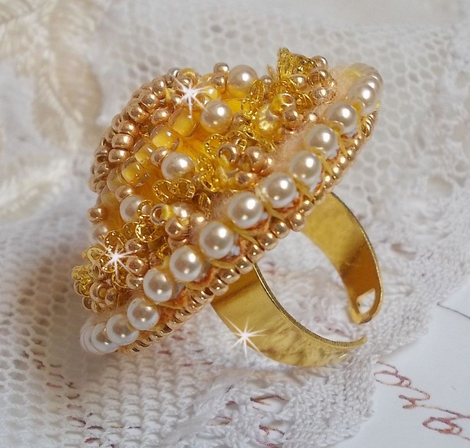 Anel de botão borboleta bordado com cristal Swarovski e algodão amarelo DMC