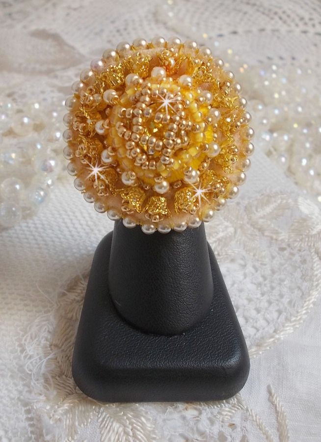 Anel de botão borboleta bordado com cristal Swarovski e algodão amarelo DMC