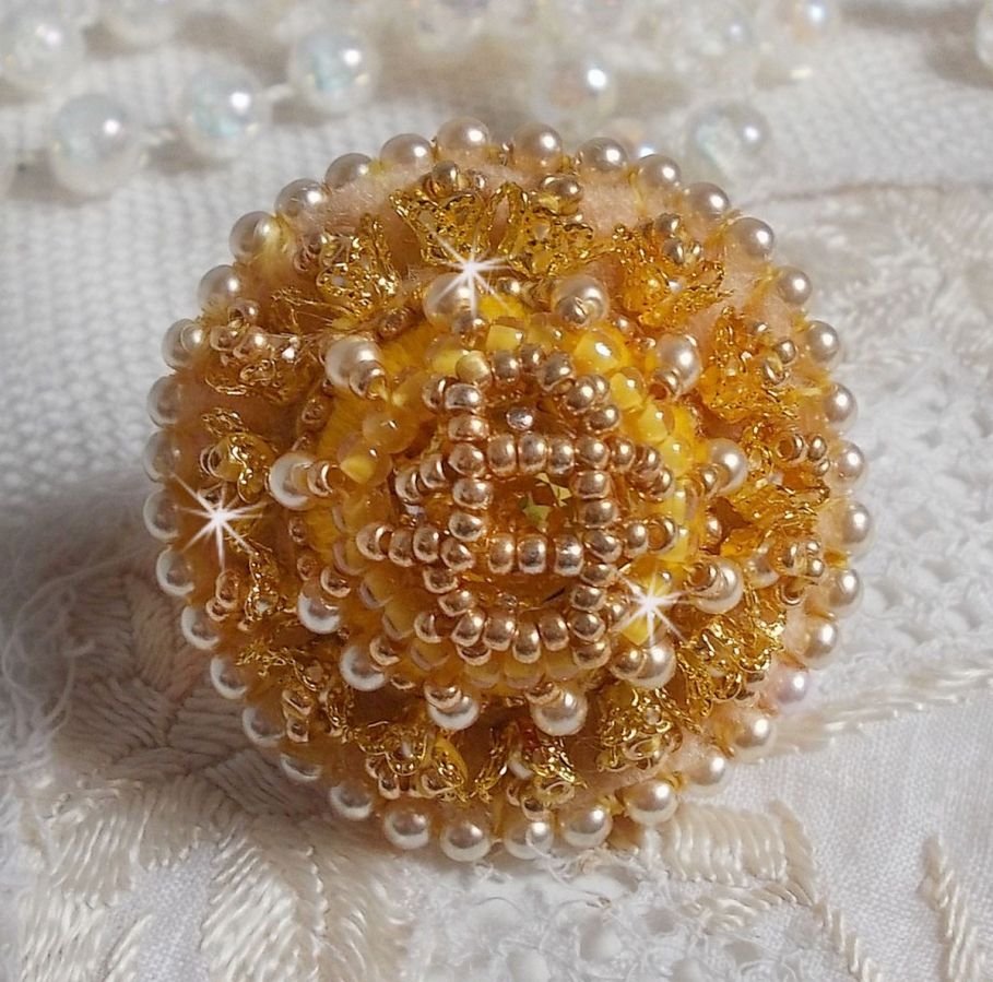 Anel de botão borboleta bordado com cristal Swarovski e algodão amarelo DMC
