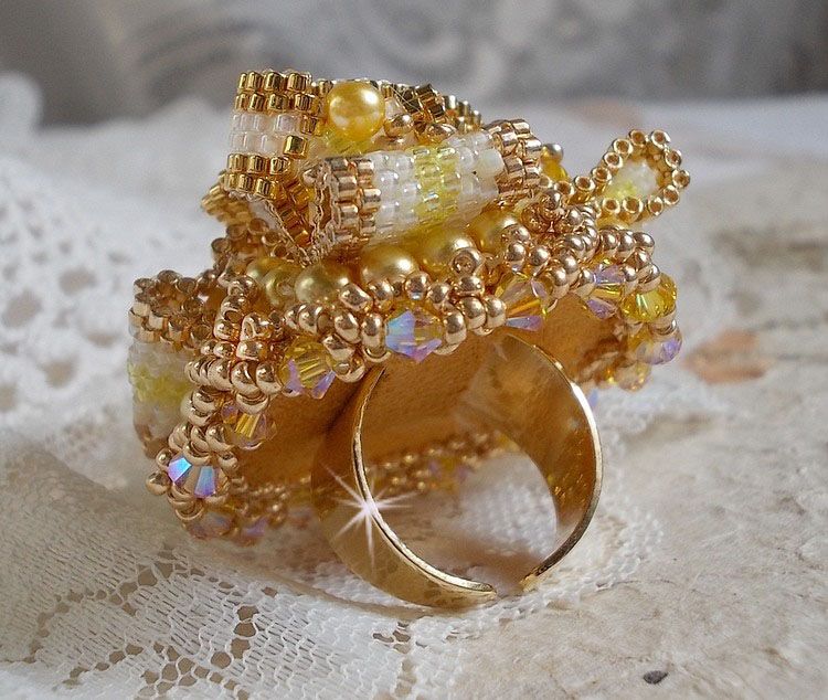 Anel Haute-Couture Gold Girassol bordado com contas de sementes douradas de 24 quilates e cristais Swarovski 
