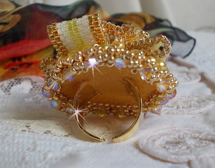 Anel Haute-Couture Gold Girassol bordado com contas de sementes douradas de 24 quilates e cristais Swarovski 