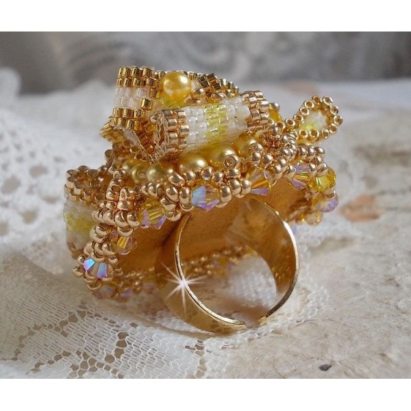 Anel Haute-Couture Gold Girassol bordado com contas de sementes douradas de 24 quilates e cristais Swarovski 