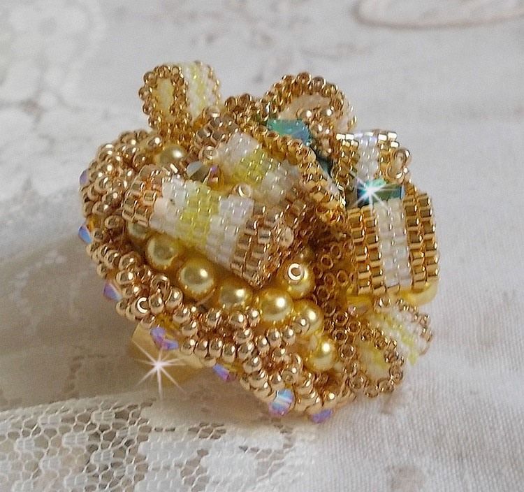 Anel Haute-Couture Gold Girassol bordado com contas de sementes douradas de 24 quilates e cristais Swarovski 