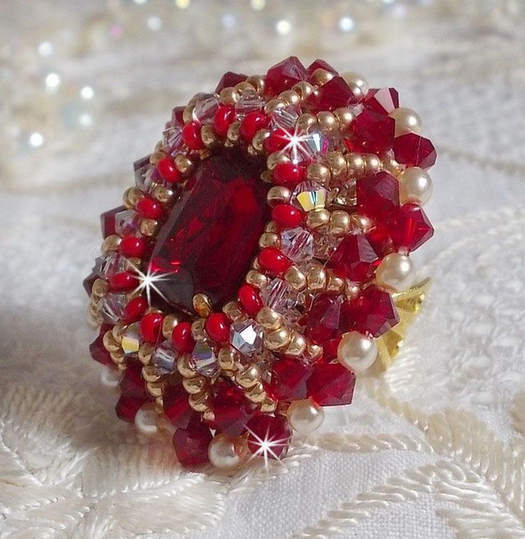 Anel de rubi com um cabochon de cristal boémio bordado em estilo rubi