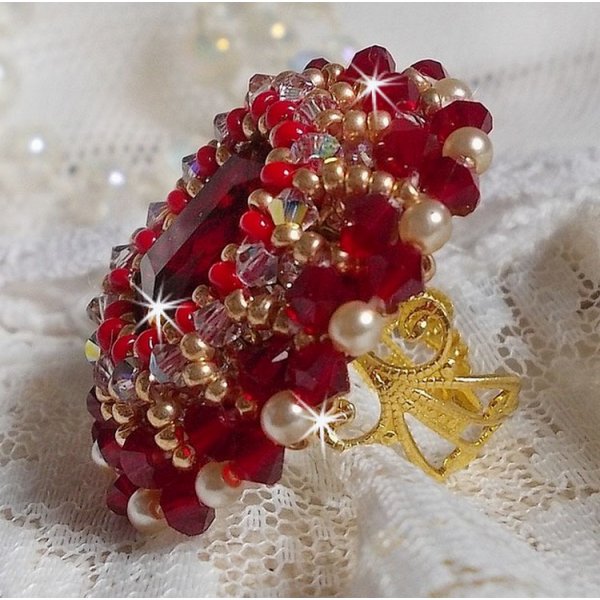 Anel de rubi com um cabochon de cristal boémio bordado em estilo rubi