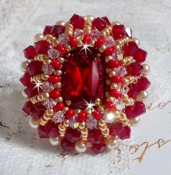 Anel de rubi com um cabochon de cristal boémio bordado em estilo rubi