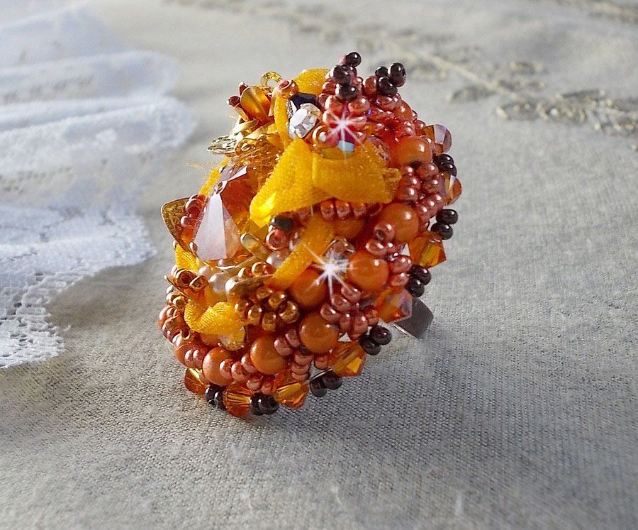 Les Rêves d'Acapulco anel bordado com cristais Swarovski, missangas de sementes Miyuki, vidro e pérolas em estilo Chic Boho Ethnic