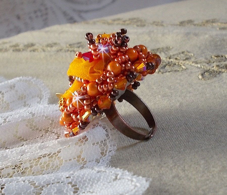Les Rêves d'Acapulco anel bordado com cristais Swarovski, missangas de sementes Miyuki, vidro e pérolas em estilo Chic Boho Ethnic