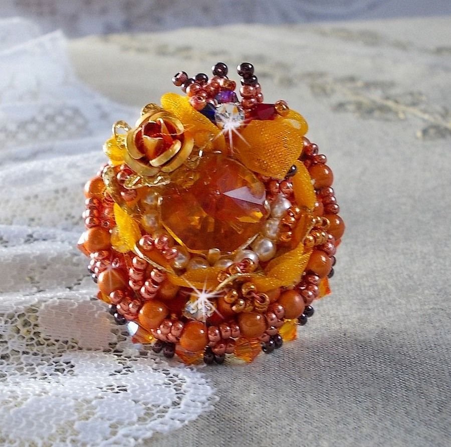 Les Rêves d'Acapulco anel bordado com cristais Swarovski, missangas de sementes Miyuki, vidro e pérolas em estilo Chic Boho Ethnic