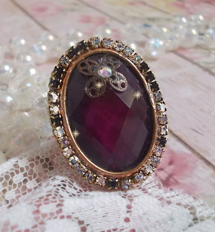 Anel Chic Burgundy criado com cristais PureCrystal, um selo em forma de flor e um cabochon de vidro.
