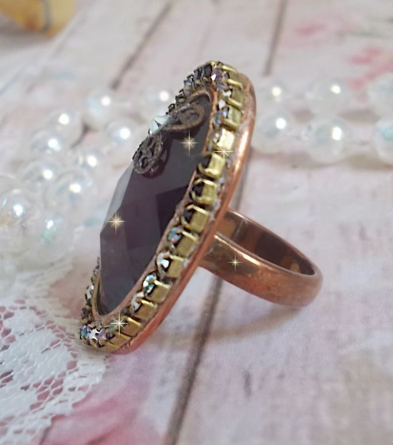 Anel Chic Burgundy criado com cristais PureCrystal, um selo em forma de flor e um cabochon de vidro.