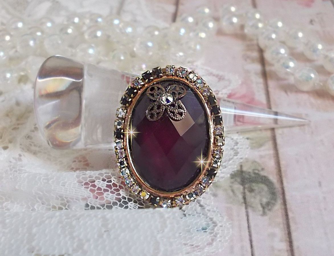 Anel Chic Burgundy criado com cristais PureCrystal, um selo em forma de flor e um cabochon de vidro.