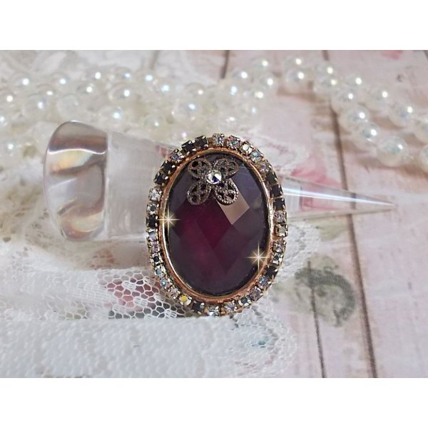 Anel Chic Burgundy criado com cristais PureCrystal, um selo em forma de flor e um cabochon de vidro.