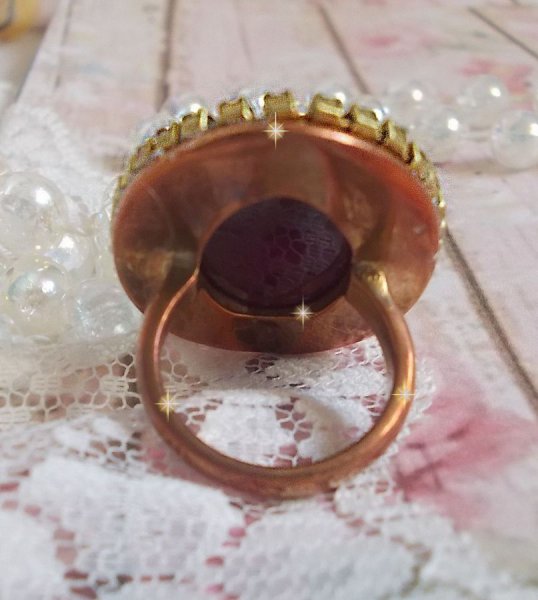 Anel Chic Burgundy criado com cristais PureCrystal, um selo em forma de flor e um cabochon de vidro.