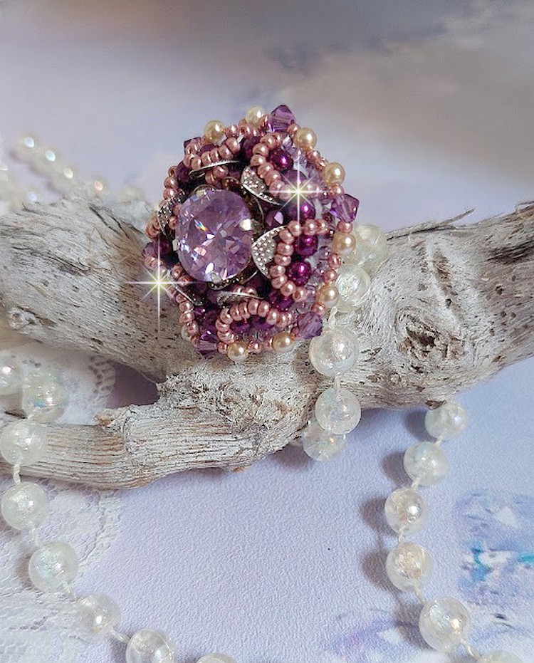 Anel de pedra púrpura chinesa bordada com cristais Swarovski e missangas de sementes